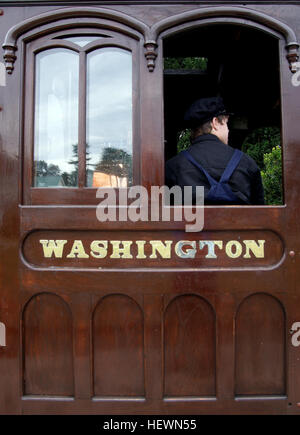 Dieses Foto zeigt eine alte kohlebefeuerte Dampfeisenbahn aus Ashburton, Neuseeland, die die Geschichte der Dampfeisenbahnen beleuchtet. Das Bild zeigt die restaurierte Vintage-Lokomotive, die heute in einem Eisenbahnmuseum untergebracht ist. Stockfoto