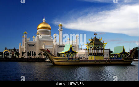 Sultan Omar Ali Saifuddien Mosque ist eine islamische Moschee befindet sich in der Hauptstadt von Brunei, Bandar Seri Begawan. Er gilt als eine der schönsten Moscheen in der Asien-Pazifik, ist es ein Ort der Anbetung für die muslimische Gemeinschaft, ein bedeutendes Wahrzeichen und eine touristische Attraktion von Brunei.  Benannt nach Omar Ali Saifuddien III, der 28. Sultan von Brunei, die auch den Bau initiiert die Moschee dient als Symbol des islamischen Glaubens in Brunei und dominiert die Skyline von Bandar Seri Begawan. Das Gebäude wurde im Jahr 1958 fertiggestellt und ist ein Beispiel moderner islamischer Architektur. Stockfoto