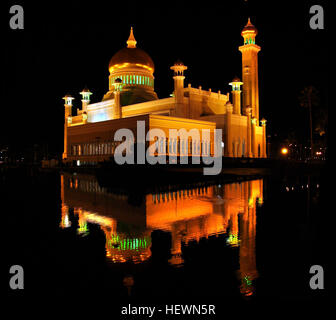 Sultan Omar Ali Saifuddien Mosque ist eine islamische Moschee befindet sich in der Hauptstadt von Brunei, Bandar Seri Begawan. Er gilt als eine der schönsten Moscheen in der Asien-Pazifik, ist es ein Ort der Anbetung für die muslimische Gemeinschaft, ein bedeutendes Wahrzeichen und eine touristische Attraktion von Brunei.  Benannt nach Omar Ali Saifuddien III, der 28. Sultan von Brunei, die auch den Bau initiiert die Moschee dient als Symbol des islamischen Glaubens in Brunei und dominiert die Skyline von Bandar Seri Begawan. Das Gebäude wurde im Jahr 1958 fertiggestellt und ist ein Beispiel moderner islamischer Architektur. Stockfoto