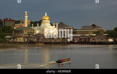 Sultan Omar Ali Saifuddin Masjid in Bandar Seri Begawan, der Hauptstadt von Brunei das Sultan Omar Ali Saifuddin Masjid ist eine majestätische Masjid in der Hauptstadt Bandar Seri Begawan. Die Masjid ist benannt nach Omar Ali Saifuddien III, den Vater des aktuellen Sultan Hassanil Bolkiah und symbolisiert den islamischen Glauben in Brunei. Eine auffällige Struktur in der Skyline der Stadt, errichtet im Jahr 1958.    Die Masjid ist Mischung der islamischen Architektur mit italienischen Stil gebaut. Es befindet sich in einer künstlichen Lagune am Ufer des Dorfes Wasser und ist in der Nacht wunderschön beleuchtet.    Die wichtigsten Stockfoto