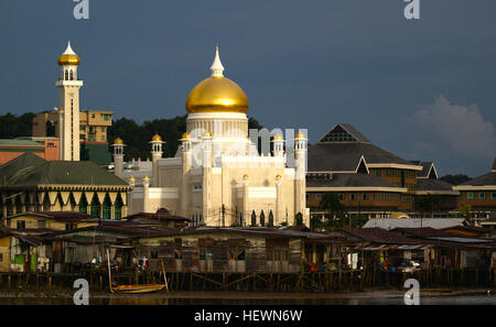 Sultan Omar Ali Saifuddin Masjid in Bandar Seri Begawan, der Hauptstadt von Brunei The Sultan Omar Ali Saifuddin Mosque ist eine majestätische Moschee in der Hauptstadt Bandar Seri Begawan. Die Moschee ist nach Omar Ali Saifuddien III, den Vater des aktuellen Sultan Hassanil Bolkiah benannt und symbolisiert den islamischen Glauben in Brunei. Eine auffällige Struktur in der Skyline der Stadt, errichtet im Jahr 1958.   Die Moschee ist Mischung der islamischen Architektur mit italienischen Stil gebaut. Es befindet sich in einer künstlichen Lagune am Ufer des Dorfes Wasser und ist in der Nacht wunderschön beleuchtet.   Die wichtigsten fea Stockfoto