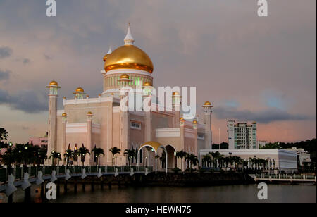 Sultan Omar Ali Saifuddin Masjid in Bandar Seri Begawan, der Hauptstadt von Brunei das Sultan Omar Ali Saifuddin Masjid ist eine majestätische Masjid in der Hauptstadt Bandar Seri Begawan. Die Masjid ist benannt nach Omar Ali Saifuddien III, den Vater des aktuellen Sultan Hassanil Bolkiah und symbolisiert den islamischen Glauben in Brunei. Eine auffällige Struktur in der Skyline der Stadt, errichtet im Jahr 1958.   Die Masjid ist Mischung der islamischen Architektur mit italienischen Stil gebaut. Es befindet sich in einer künstlichen Lagune am Ufer des Dorfes Wasser und ist in der Nacht wunderschön beleuchtet.   Die wichtigsten fea Stockfoto