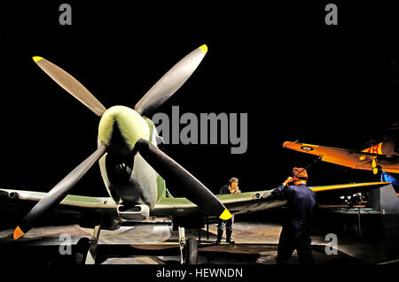 Der Mk XVI E Spitfire, eine Variante des legendären Kampfflugzeugs aus dem Zweiten Weltkrieg, war der letzte, der mit dem Rolls-Royce Merlin-Motor angetrieben wurde, insbesondere dem Merlin 266 aus Packard. Der im Dezember 1943 eingeführte Tiefenjäger verfügte über abgeschnittene Flügelspitzen und die E-Typ-Rüstung, die für den Einsatz in niedrigeren Höhen mit einer Mischung aus Kanonen und Maschinengewehren entwickelt wurde. Stockfoto