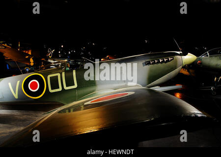 Die Supermarine Spitfire, entworfen von R.J. Mitchell, war ein Schlüsselflugzeug im Zweiten Weltkrieg, das für seine Rolle in der Schlacht von Großbritannien bekannt war. Der Prototyp der Spitfire wurde 1936 erstmals mit dem leistungsstarken Rolls-Royce Merlin-Motor geflogen. Zusammen mit dem Hawker Hurrikan bildete er den Kern der Verteidigung der RAF während der Schlacht um Großbritannien 1940, einem kritischen Moment im Krieg. Stockfoto