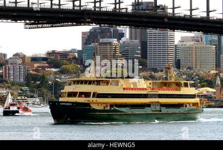 MV Narrabeen ist einer der vier Freshwater Klasse Fähren, die die Manly Fährverbindung zwischen Circular Quay und Manly im Hafen von Sydney zu betreiben. Die Fähre ist im Besitz der Regierung von New South Wales und von Hafen City Ferries betrieben. Es ist benannt nach Narrabeen Strand auf Sydneys Nordstrände. Stockfoto