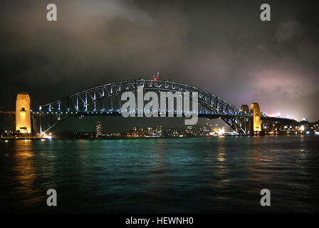 Die Sydney Harbour Bridge ist ein Stahl durch Bogenbrücke über den Sydney Harbour, die Schiene, Fahrzeugverkehr, Fahrrad- und Fußgängerverkehr zwischen Sydney central Business District und der North Shore trägt Stockfoto