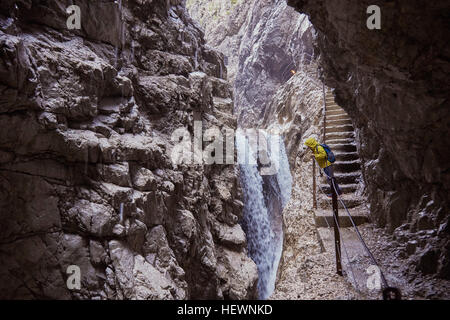 Kleiner Junge stehen auf Steintreppen, Blick auf Ansicht, Höllental, Zugspitze, Garmisch-Partenkirchen, Bayern, Deutschland Stockfoto