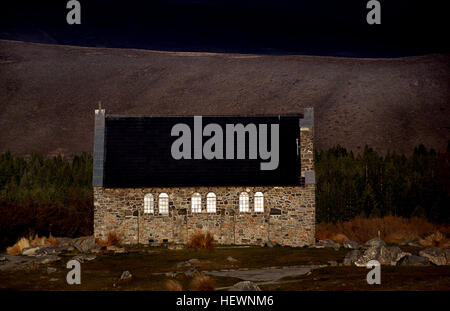 Dieses Foto zeigt die Kirche des Guten Hirten, die sich am Lake Tekapo im Mackenzie Country von Neuseeland befindet. Die Steinkirche ist ein beliebtes Wahrzeichen, bekannt für ihre malerische Kulisse und wunderschöne Sonnenuntergänge. Stockfoto