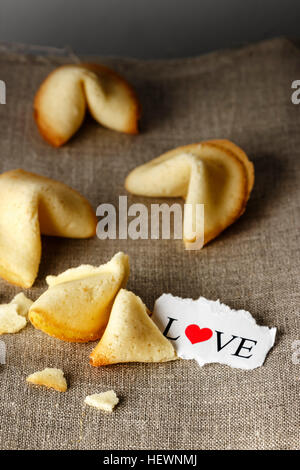 Cookies mit dem Wort Liebe auf ein Papier geschrieben wie Tortellini geformt. Vertikales Bild. Stockfoto