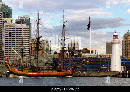 Das Australian National Maritime Museum (ANMM) ist ein staatlich betriebenen maritimes Museum in Darling Harbour, Sydney. Nach der Prüfung der Idee des Herstellens eines maritimen Museums, die Bundesregierung angekündigt, dass ein nationales maritime Museum in Darling Harbour, gebunden in der New South Wales State Regierung Sanierung des Bereichs für die australischen Zweihundertjahrfeier gebaut werden würde. Das Museumsgebäude wurde von Philip Cox, und zwar ein Tag der Eröffnung 1988 war zunächst Set, Bauverzögerungen, Kostenüberschreitungen und Meinungsverschiedenheiten zwischen Staats- und Bundesregierungen über fundi Stockfoto