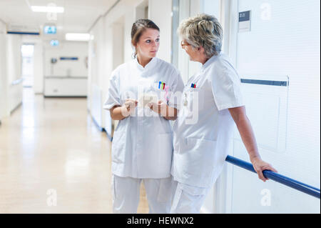 Krankenschwestern im Krankenhausflur Diskussion Stockfoto