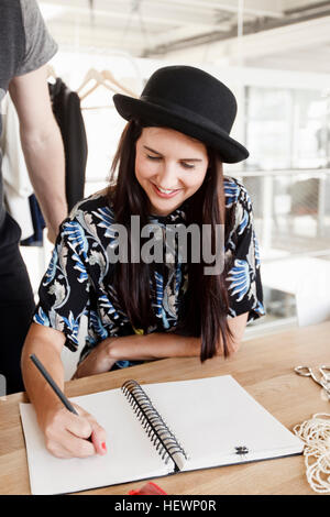 Mode-Designer Mode Design lächelnd skizzieren Stockfoto