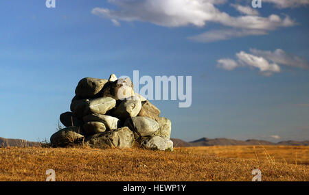 Ein Steinhaufen ist ein künstlicher Steinhaufen, der in Berggebieten, Berggipfeln und in der Nähe von Wasserstraßen weltweit verbreitet ist. Diese Steinformationen, die vom schottisch-gälischen Wort „Cairn“ abgeleitet wurden, dienten verschiedenen Zwecken, einschließlich der Markierung von Wegen, der Erinnerung an Menschen oder der Markierung von Wahrzeichen. Stockfoto