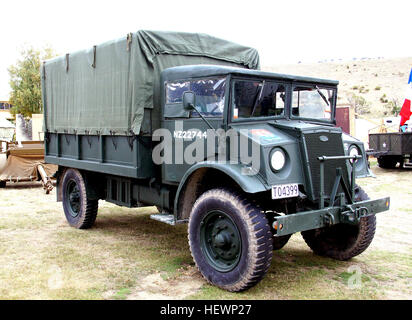 Ein Canadian Military Pattern (CMP) Truck, der während des Zweiten Weltkriegs hergestellt wurde. Diese Trucks wurden von britischen und Commonwealth-Truppen eingesetzt und wurden in verschiedenen Feldzügen eingesetzt, darunter Nordafrika, Sizilien, Italien und die Russische Front. Dieses Bild zeigt das Design des CMP-Lkws und seine Bedeutung für die Kriegslogistik. Stockfoto