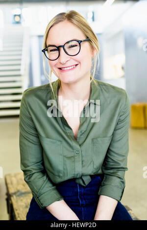 Porträt Frau mit Brille, Blick auf die Kamera zu Lächeln Stockfoto