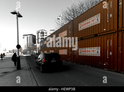 Container werden entlang der Südseite der Christ Church Cathedral in Christchurch als Schutzbarriere gegen weiteren Einsturz nach Erdbebenschäden aufgestellt. Das Foto zeigt eine Reaktion auf die Notfallwiederherstellung. Stockfoto