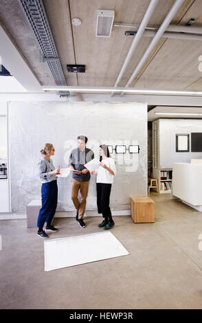Architekten im Büro diskutieren Blaupausen Stockfoto