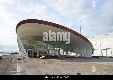 Dieses Foto zeigt den Hafen von Auckland, der für seine wunderschönen Wolkenformationen bekannt ist. Das Bild reflektiert den ruhigen und dynamischen Himmel über dem Wasser des Hafens und zeigt die natürliche Schönheit der Gegend. Stockfoto