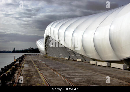 Die Cloud ist eine temporäre Struktur am Westrand der Queens Wharf. Es wurde errichtet, um Aucklands Engagement für eine innerstädtische Fanzone, Festival und Showcase Event während der Rugby World Cup 2011 Gastgeber unterzubringen, und es erwies sich als einen sehr beliebten Ort, um die Spiele zu sehen.  The Cloud kann auf fast 180m lang bis zu 5.000 Personen. Seine "Erdgeschossbereich kann aufgeteilt werden in vier Segmente, was bedeutet, das Gebäude ist in der Lage, für eine Reihe von Schaufenster und Festival Ereignisse zur gleichen Zeit gerecht zu werden. Die Mezzanine-Platz am nördlichen Ende von The Cloud ist ideal für VIP-hosting.  Die buil Stockfoto