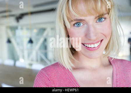 Porträt von blonde kurzhaarige Frau, Blick auf die Kamera zu Lächeln Stockfoto