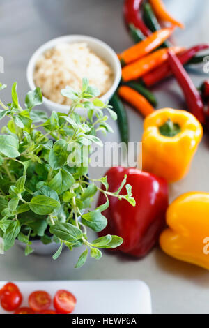 Frisches Gemüse und Kräuter Stockfoto