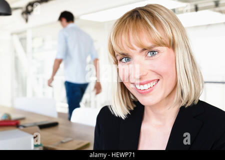 Porträt des Business-Frau, Blick auf die Kamera zu Lächeln Stockfoto