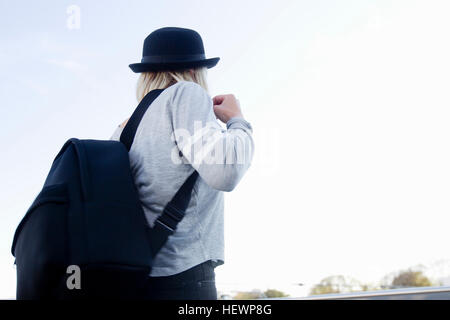Rückansicht des Frau mit Hut, Rucksack Stockfoto