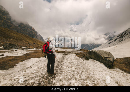 Frau, stehen, betrachten, Rückansicht, ABC Trek (Annapurna Base Camp Trek), Nepal Stockfoto