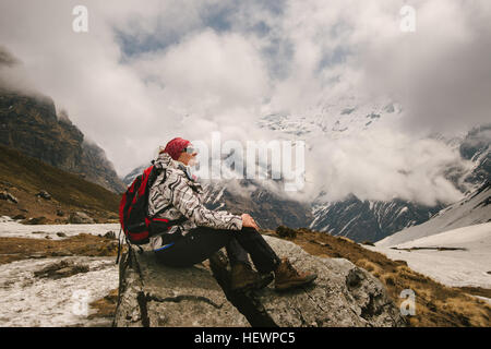 Frau, sitzen, betrachten, ABC Trek (Annapurna Base Camp Trek), Nepal Stockfoto