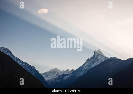 Chomrong Dorfgebiet, Blick auf den Berg Machapuchare, ABC Trek (Annapurna Base Camp Trek), Nepal Stockfoto