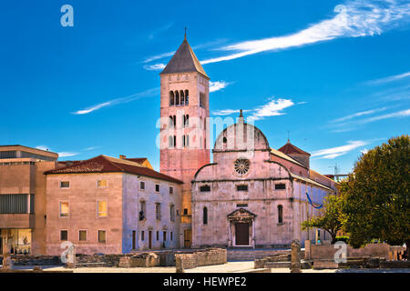 Historische Kirche Zadar und römische Artefakte auf dem alten Platz, Dalmatien, Kroatien Stockfoto