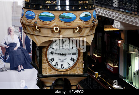 Das Queen Victoria Building (QVB) in Sydney ist ein ikonisches romanisches Gebäude mit über 150 Geschäften, Cafés und Restaurants, ein bedeutendes Einkaufszentrum, das auch historische Architektur zeigt. Stockfoto