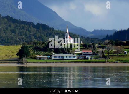 Dieses Bild zeigt die ländliche und natürliche Schönheit von Hokangia in der Region Northland von Neuseeland. Das Foto ist bekannt für seine Landschaften und die indigene Kultur und fängt die ruhige Umgebung der Gegend ein und zeigt ihre Verbindung zum Land und zum lokalen Erbe. Stockfoto