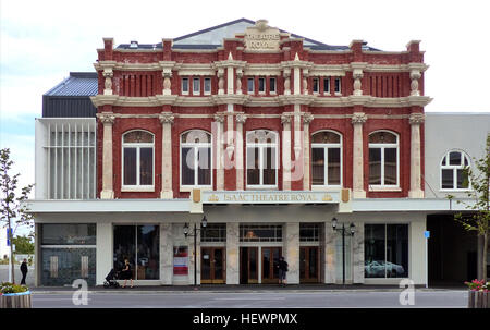Das Isaac Theatre Royal in Christchurch, Neuseeland, hat erheblichen Schäden durch die Erdbeben von 2010 und 2011 standgehalten. Nach einer umfangreichen Erdbebenverstärkung in den Jahren 1998/99, wurde das Theater weiter restauriert, um seine historischen und architektonischen Elemente zu erhalten. Das Ziel für die Wiedereröffnung des Gebäudes ist für April 2014 festgelegt, was die Widerstandsfähigkeit des Gebäudes und das Engagement der Gemeinde für die Erhaltung dieses 100 Jahre alten Denkmals unterstreicht. Stockfoto