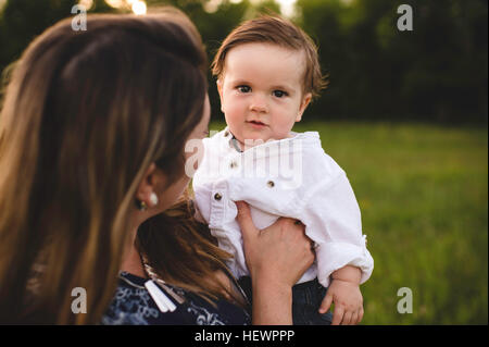 Mutter Holding baby boy Stockfoto