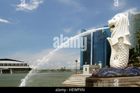 Der Merlion ist eine traditionelle Kreatur in der westlichen Heraldik, die eine Kreatur mit einem Löwenkopf und einem Körper eines Fisches darstellt. In Singapur ist es ein marketing-Symbol als Maskottchen und nationale Personifikation von Singapur geworden. Stockfoto