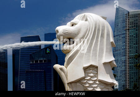 Der Merlion ist ein Fabelwesen mit dem Kopf eines Löwen und dem Körper eines Fisches. Gilt als ein Symbol von Singapur, wurde der Merlion 1964 für Singapore Tourist Promotion Board (STPB) entworfen und fungierte als sein Firmenlogo von 1966 bis 1997. In Singapur gibt es fünf zugelassenen Merlion Statuen, die bekannteste ist ein 8 m-Statue von Kwan Sai Kheong entworfen und modelliert von Lim Nang Seng. Erstmals am 15. September 1972 vorgestellt, diese Statue ist jetzt am Merlion Park, neben einem Fullerton an der Marina Bay Waterfront gelegen. Als ein Symbol für Singapur bietet der Merlion p Stockfoto