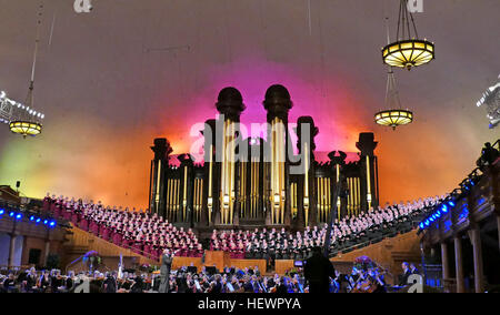 Mormon Tabernacle Choir ist ein Amateur, 360 Stück Chor benannt nach der Salt-Lake-Tabernakel. Der Chor hat seit über hundert Jahren in der Hütte durchgeführt.  Der Tabernakel befindet sich ein Organ, bestehend aus 11.623 Pfeifen. Der Chor wird in der Regel von ihm begleitet. Orchester oder a Cappella-Gesang wird auch verwendet.  Angehende Sänger müssen werden Mitglieder der LDS Kirche, die Anspruch auf einen Tempelschein, zwischen 25 und 55 Jahren zu Beginn der Chor Dienst und Leben im Umkreis von 100 Meilen von Temple Square. 1929 begann der Chor seine wöchentlichen live-Übertragung, Musik und das gesprochene Wort auf der Stockfoto