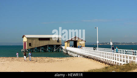 Die Queenscliff Pier und Rettungsboot Komplex ist von historischer Bedeutung für seine Verbindungen mit dem Rettungsboot-Service, den Lotsendienst Meer, die berühmte Bucht Fähren und Raddampfer. Queenscliff Pier, erbaut zwischen 1884 und 1889 ist von historischer Bedeutung als Symbol für die frühen Bucht Dampfer und die zahlreichen unterschieden Mäzene aus Melbourne nach Queenscliff und Point Lonsdale von ihnen gebracht. Pier bewahrt die Erinnerung an den Steamer Bay-Handel und die jetzt demolierten Fischer Pier. Es enthält das letzte Rettungsboot vergossen, um über das Wasser in Queenscliff konstruiert werden. Stockfoto