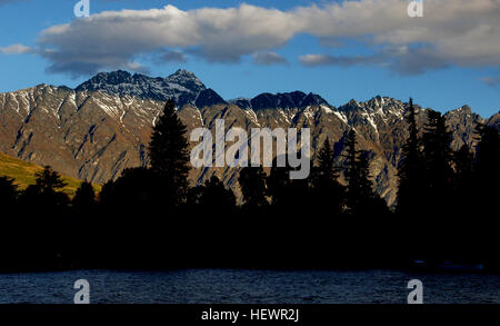 Ein szenisches Foto von Queenstown, Neuseeland, aufgenommen mit einem 18-270-mm-Objektiv von Tamron. Das Bild fängt die majestätische Remarkables-Bergkette ein, die für ihre zerklüfteten Gipfel und wunderschönen Landschaften bekannt ist. Queenstown ist ein beliebtes Ziel für Besichtigungen und Outdoor-Aktivitäten. Stockfoto