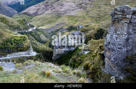Die Skippers Road, die zwischen 1883 und 1890 gebaut wurde, folgt den zerklüfteten Klippen des Skippers Canyon in Neuseeland. Ursprünglich während des Goldrauschs gebaut, bot es Zugang zu den Upper Shotover Grabungen. Die Straße ist bekannt für ihre engen, steilen Pfade und die malerische Aussicht auf den Shotover River. Stockfoto