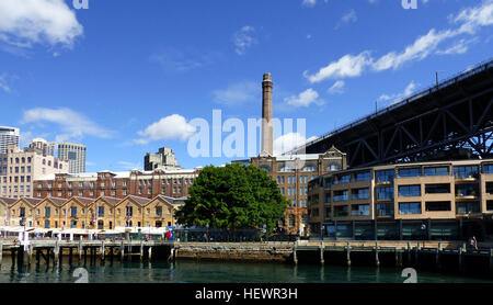 The Rocks ist ein urbaner Ort, touristische Fußgängerzone und historischen Viertel von Sydneys Innenstadt, im Bundesstaat New South Wales, Australien. Es befindet sich am südlichen Ufer des Sydney Harbour, unmittelbar nordwestlich von Sydney central Business District. Der Bezirk und seine unmittelbare Umgebung sind unabhängig von dem Verwaltungsgebiet der Stadt von Sydney, von New-South.Wales Zustand Regierung gesetzliche Autorität, die Sydney Harbour Foreshore Authority verwaltet.  Das Felsen-Gebiet grenzt an die Bradfield Highway, führt zu der Sydney Harbour Bridge, mit den Orten des Dawes-Po Stockfoto