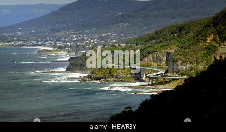 Der Sea Cliff Bridge ist eine ausgewogene Cantilever-Brücke befindet sich in der nördlichen Illawarra Region New South Wales, Australien. Die $ 52 Millionen-Brücke verbindet die Küstenorte von Coalcliff und Clifton. Ausgestattet mit zwei Fahrspuren des Verkehrs, ein Radweg und ein Gehweg, der Sea Cliff Bridge bietet eine spektakuläre Aussicht auf und ist ein Feature von Lawrence Hargrave-Panoramafahrt.  Der Sea Cliff Bridge ersetzt einen Teil der Lawrence Hargrave-Laufwerk, das im August 2003 durch regelmäßige Steinschlag zugemacht wurde. Ein öffentlicher Aufschrei entstand auf der anderen Straßenseite Schließung als Lawrence Hargrave Antrieb die einzige Straße ist direkt li Stockfoto