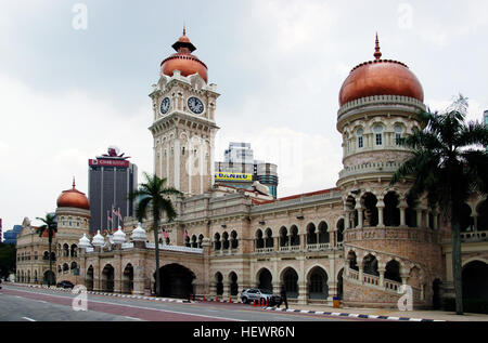 Das Sultan Abdul Samad Gebäude gehört zu Kuala Lumpur frühesten maurischen Bauten. Es befindet sich im Osten der Merdeka Square (Dataran Merdeka) und dem Royal Selangor Club, gegenüber von Jalan Sultan Hishamuddin. Es wurde 1897 erbaut und hieß damals nach dem regierenden Sultan von Selangor.  Das distinguished Wahrzeichen diente ursprünglich als Sekretariat für die britische Kolonialverwaltung. Entworfen von AC Norman, Masjid Jamek (Jamek Moschee) Architekt, der historisch bedeutsame Gebäude verwendet, um den obersten Gerichten der Malaysia Haus: Federal Court Malay Stockfoto