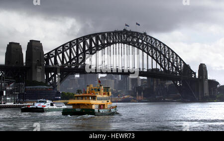 Die Sydney Harbour Bridge ist ein Stahl durch Bogenbrücke über den Sydney Harbour, die Schiene, Fahrzeug-, Fahrrad- und Fußgängerverkehr zwischen Sydney zentraler Geschäftsbezirk (CBD) und die North Shore trägt. Die dramatische Blick auf die Brücke, den Hafen und die nahe gelegenen Sydney Opera House ist eine ikonische Bild von Sydney und Australien. Die Brücke trägt den Spitznamen "The Kleiderbügel" wegen seiner Bogen-basierte Design oder nennt sich schlicht "die Brücke" von Sydney Bewohnern.  Unter der Leitung von Dr. John Bradfield von NSW Department of Public Works wurde die Brücke entworfen und gebaut Stockfoto