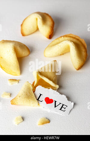 Cookies mit dem Wort Liebe auf ein Papier geschrieben wie Tortellini geformt. Vertikales Bild. Stockfoto