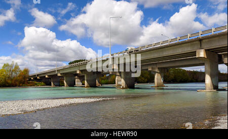 Die Waimakariri River, früher kurz bekannt als Courtenay River, ist eines der größten Flüssen North Canterbury auf der Südinsel Neuseelands. Es fließt für 151 km (94) in einem in der Regel nach Richtung aus den neuseeländischen Alpen über die Canterbury Plains bis zum Pazifischen Ozean. In Māori hat Waimakariri mehrere Bedeutungen, von denen "Fluss der kalten Wasser" ist. Der Fluss ist umgangssprachlich als "The Waimak" in Canterbury bekannt. [1] der Fluss entspringt an den östlichen Flanken der Südalpen, acht Kilometer südwestlich von Arthurs Pass. Für einen Großteil Stockfoto