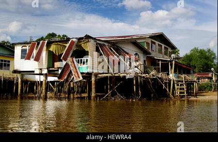 Kampong Ayer oder die Wasserstadt (Malaiisch: Kampong Ayer) ist ein Gebiet von Brunei Hauptstadt Bandar Seri Begawan, die nach Brunei Bucht gelegen ist. 39.000 Menschen wohnen in der Wasserstadt. Dies entspricht rund zehn Prozent der Gesamtbevölkerung des Landes. Alle Water Village Gebäude sind auf Stelzen über dem Brunei-Fluss gebaut. Stockfoto