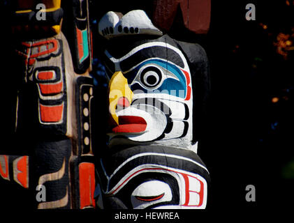 Stanley Park ist Heimat für eine Vielzahl von Sehenswürdigkeiten, aber es sind keiner mehr besucht als die Totempfähle an Brockton Punkt angezeigt. In der Tat sind diese Totems die meistbesuchte Touristenattraktion in allen BC!  Diese Totempfähle sind wunderbare Stücke von BC First Nations Kunstfertigkeit. Vier der ursprünglichen Totems wurden von Alert Bay auf Vancouver Island; Weitere Stücke wurden von den Queen Charlotte Islands und Rivers Inlet an der zentralen Küste von BC.  Weil viele der ursprünglichen Totems bereits in den 1880er Jahren geschnitzt wurden, wurden sie in Museen für Erhaltung gesendet. Die Totems sehen Sie auf Brockto Stockfoto