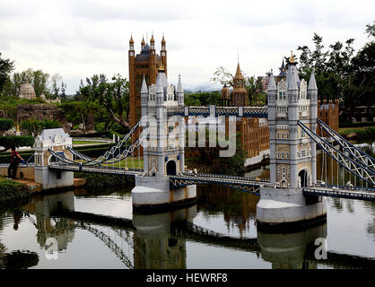 Shenzhen. Windows World Theme Park. Diese 480.000 qm Park verfügt über mehr als 130 Miniatur-Repliken der kulturellen und landschaftlichen Schönheiten.  Der Unterschied ist, dass diese Wahrzeichen aus aller Welt. Hier finden Sie die Golden Gate Bridge und der Niagara Wasserfall von den Vereinigten Staaten, des russischen Kreml, Italiens Pisa Tower, ägyptische Pyramiden, der Taj Mahal Indien und ein Eiffelturm erbaut im Verhältnis 1:3. Der Park täglich Tanz-Performance und regelmäßige Karneval-ähnliche Veranstaltungen sind ebenfalls viel Spaß. Stockfoto